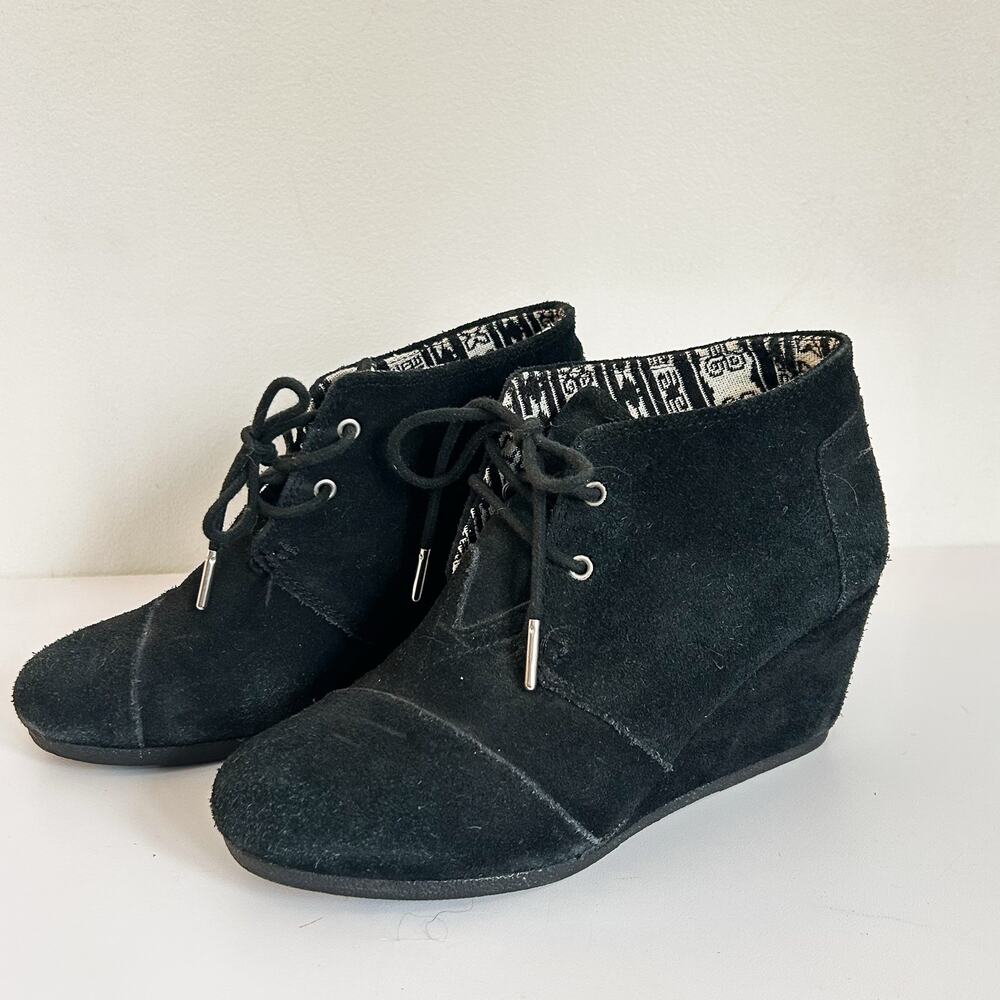 Toms Suede Desert Wedge Tie Ankle Bootie Size 7 Black - Picture 2 of 8